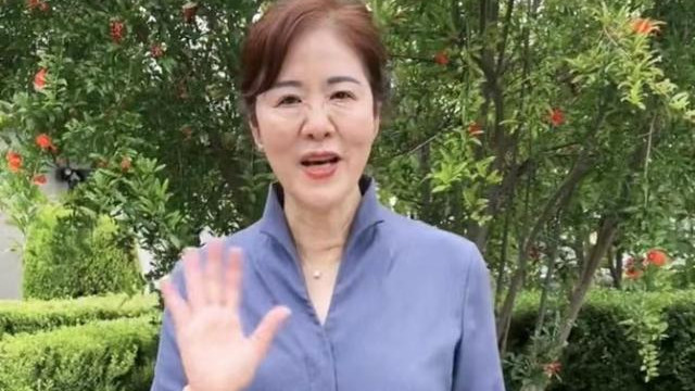郎平 郎平美国住豪宅！新发型显年轻，71岁教授老公身姿挺拔，亲密陪伴