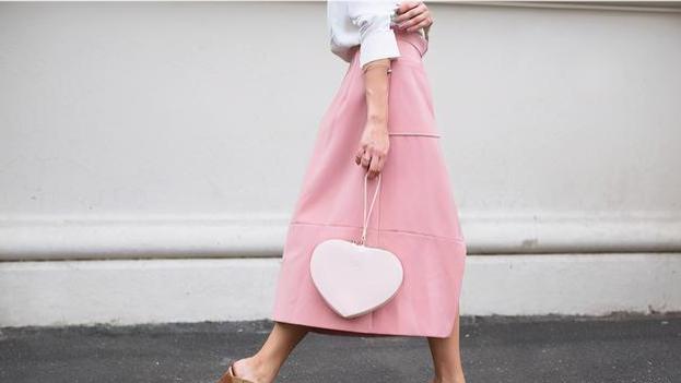 南瓜饼 建议女人：如果经济允许, 包里尽量备上这4样东西，关键时刻作用大