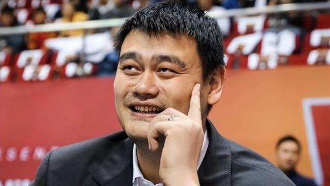 ?姚明被曝下课后！破例连任主席：5年工作任劳任怨 体重飙到400斤！