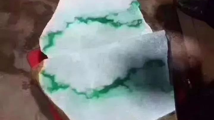 翡翠|被人看走眼的木那杨梅皮，开窗后冰阳绿，一刀下去惊现“一条龙”！