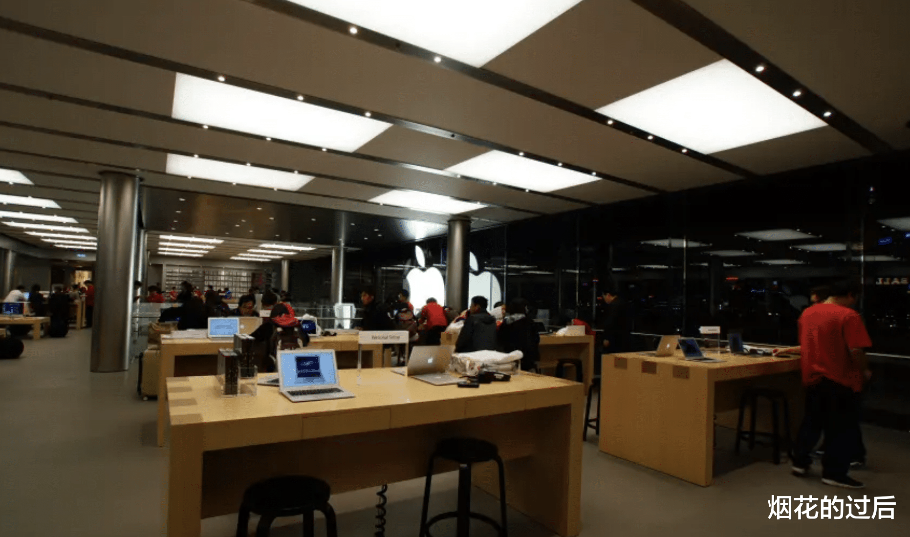 苹果|同样的机器,在苹果店里的iphone全部是右边这种白亮通透的