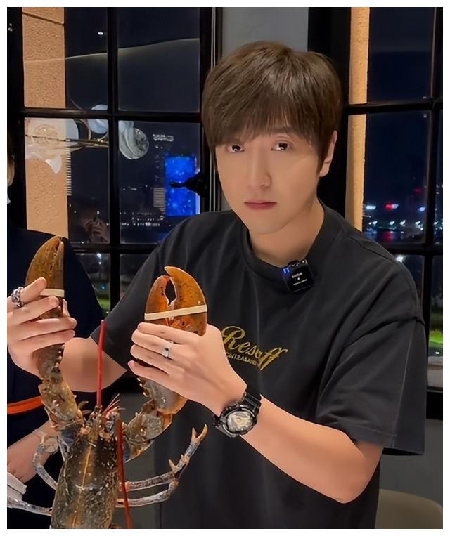 白冰首次公开结婚生子，娇妻高科技长相引热议，本人亲自出面回应