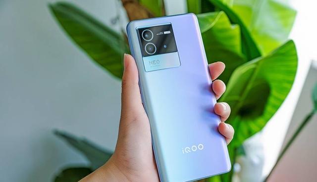 iqoo|iQOO低调爆发，骁龙870+80W闪充+OIS光学防抖，仅1999元