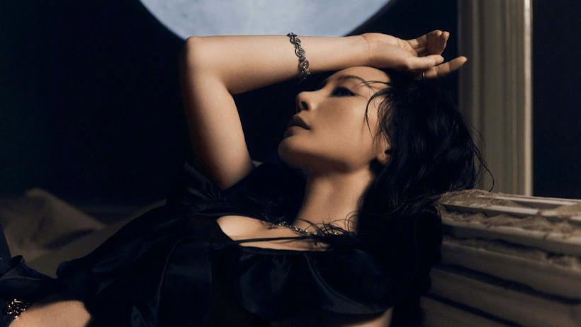 柳岩|41岁柳岩化身月下美人！躺沙堆中拍照太诱惑