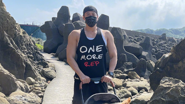 何润东|何润东疯狂秀恩爱，46岁与妻子情侣装素颜出游，手臂肌肉疯狂抢镜