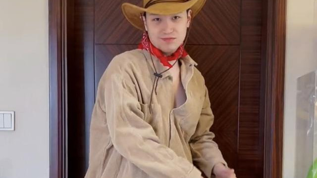 王九龙|德云社王九龙玩牛仔变装，却被皮裤抢镜，粉丝：大楠是真白