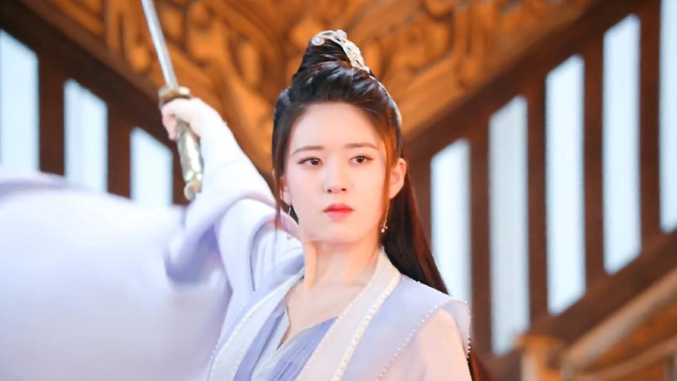 吴谨言|《传家》定档，吴谨言引热议，出道8年才演女主，她这次能翻红？