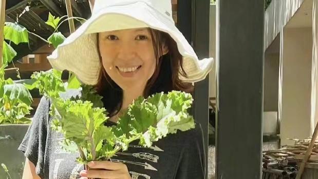 章子怡|章子怡带儿女在别墅种菜，穿搭很少女，43岁素颜抢镜