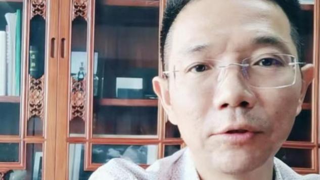 转笔|民转刑有望？李圣再现直播间，转笔动作暗示结果，网友：老杜慌了