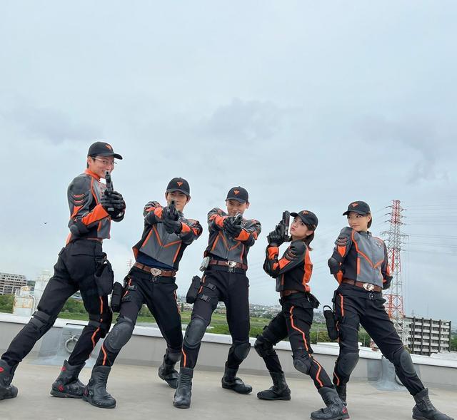 银魂|戴卡奥特曼:主角团新生精英胜利队官方合照妖娆十足的谐星队长