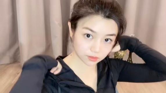 陈妍希|陈妍希直播带网友练瑜伽，娃娃脸又白又嫩，和陈晓越来越有夫妻相