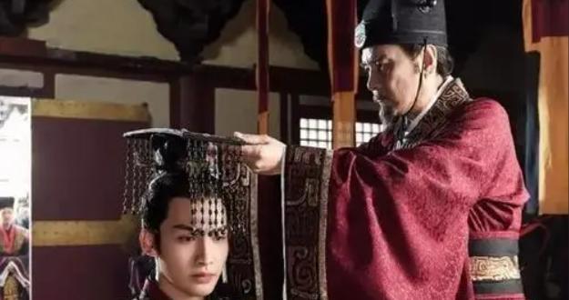 先秦两汉时期, 佞臣形象在各类典籍中, 是如何描述的?