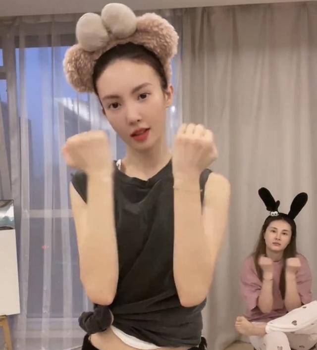 金晨|金晨在室内跳舞，肚皮白皙肚脐眼处无赘肉，网友：这身材超A