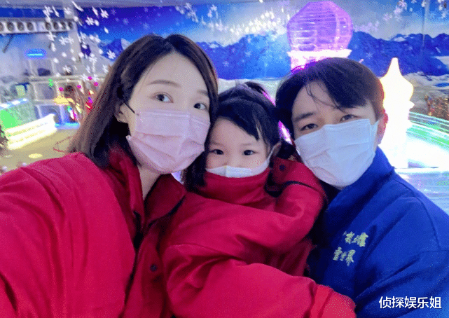 王祖蓝夫妇带娃出游，一人抱一娃大秀幸福，俩女儿个头猛蹿像妈妈