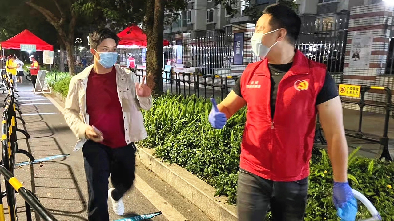 瓦林卡|网友做核酸偶遇苏炳添，助理轻声叮嘱不要声张，对志愿者很亲切