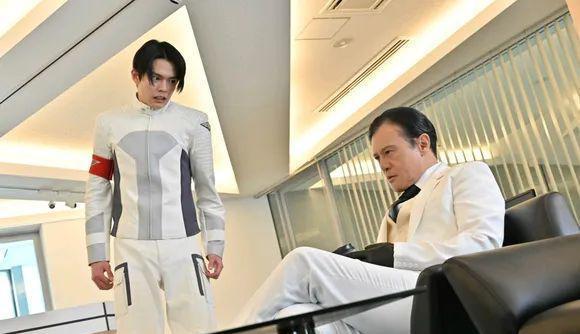 |假面骑士Revice第32话先行图公开，玉置再见女王很高兴