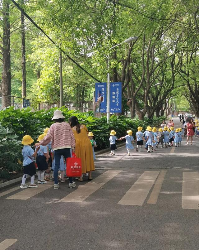 名侦探柯南|名侦探柯南：照进三次元的樱花班新一小兰，手牵手回家，甜到流泪