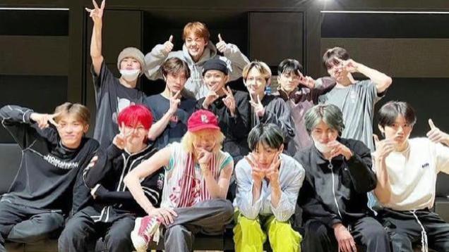 权志龙|权志龙与Treasure男团合照，满头金发遮脸，终是一人回归现实