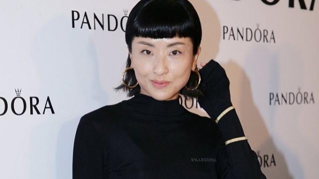 硬糖少女303|徐濠萦不愧是陈奕迅的老婆，穿黑衣把两边“挖空”，马甲线抢镜了