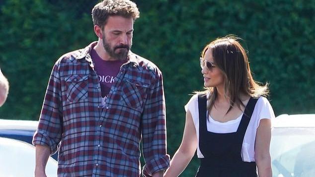 詹妮弗|52岁拉丁天后牵手大本接女儿，官宣订婚后首同框，热恋中脸闪光