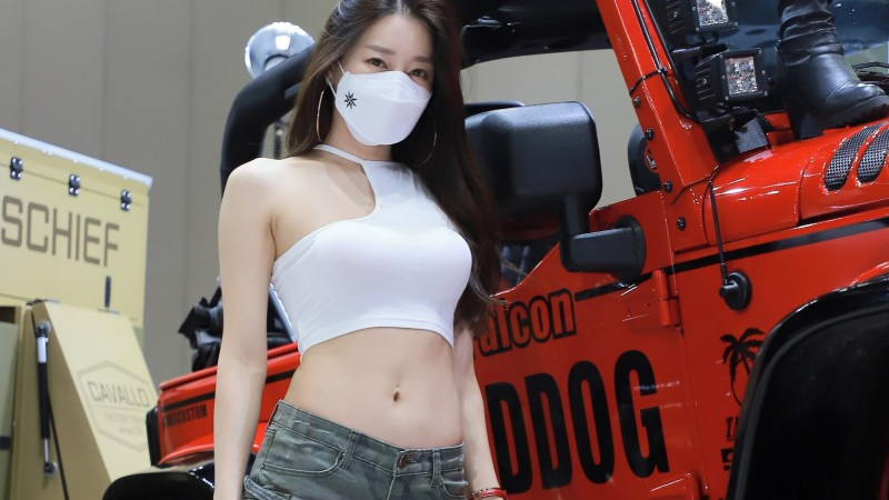 性感紧身小背心，超短裤肉感熟女