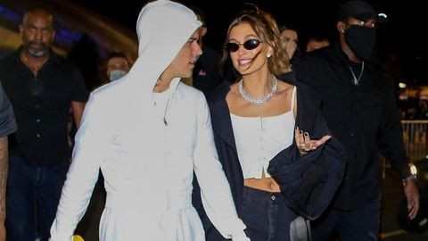 贾斯汀·比伯|贾斯汀·比伯穿白袜走柏油路，为爱妻拍美照过节，海莉穿粉衣很撩