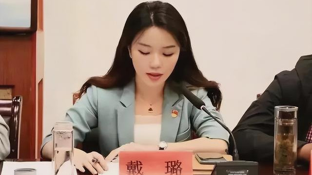 ​扬州副局长19岁毕业照流出，颜值很出众，长得好看就是资本