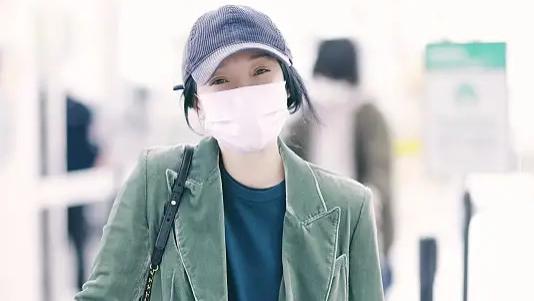 周迅|周迅太会撒娇了，穿灯芯绒西装赶飞机，霸总打扮双眼笑眯眯好含羞