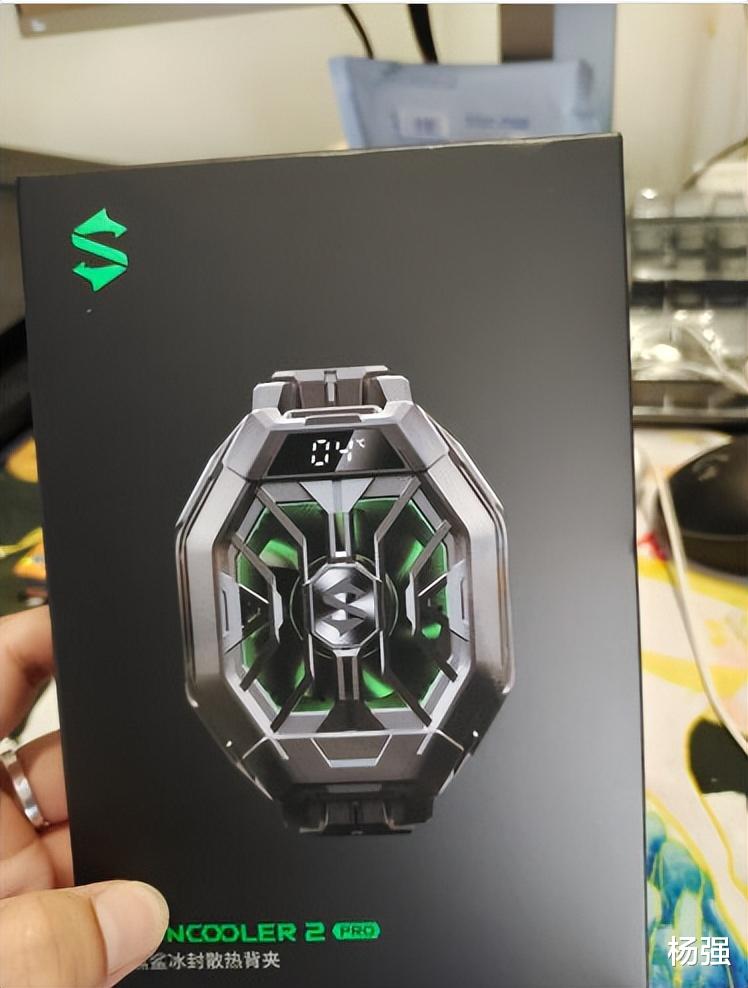 冰封|黑鲨冰封散热背夹解决夏天的“烦恼”，跟手机发热卡顿说拜拜