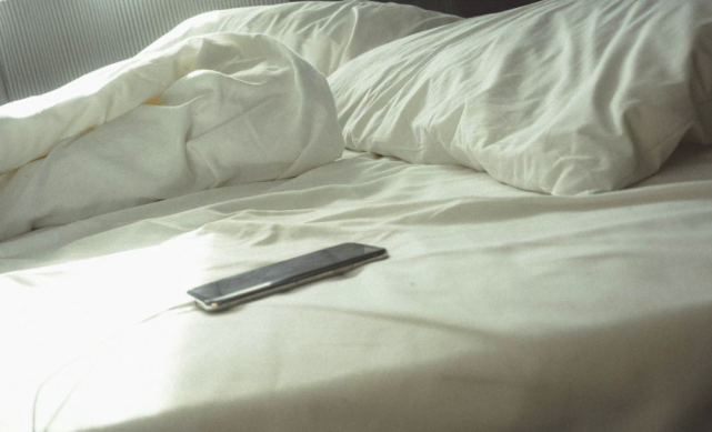 充电器|手机能不能整晚放床头?充完电可以不拔插头吗?大部分人都误会了