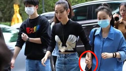 贾静雯|离婚3个月时间，吴倩现身活动被助理搀扶，衣品惨遭网友嘲笑！