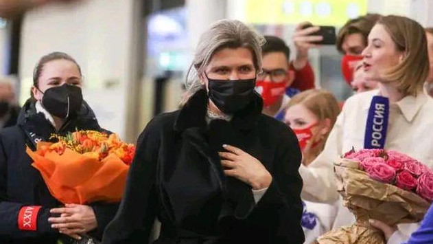 卡米拉·瓦利耶娃|K宝到达莫斯科！戴口罩难掩憔悴，粉丝捧花夹道欢迎，为她打气