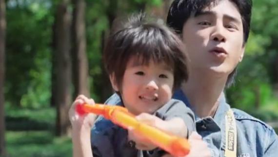 丹尼尔|姜潮陪3岁儿子玩水枪！丹尼尔长相精致好帅气，继承麦迪娜高颜值