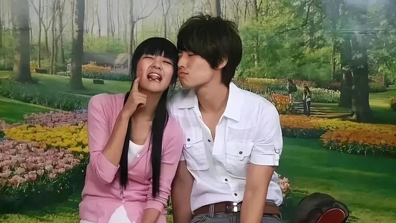 安以轩|吴建豪和安以轩影楼风合影，安以轩看起来淳朴可爱，网友：皮肤黑