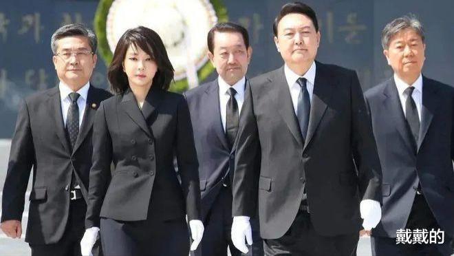 韩国整容 韩国新总统妻子亮相，却成：韩国整容最牛代言