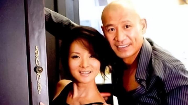 谢兰|谢兰一家三口出游！60岁师小红身材仍健硕，10岁儿子像极了爸爸