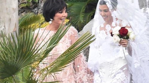 卡戴珊|卡戴珊大姐婚礼现场曝光，五姐妹齐聚巴黎斗艳，66岁妈妈送上捧花