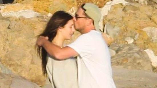 刘畊宏|47岁小李子海滩拥吻24岁女友，相恋快五年了，模特穿薄纱裙很曼妙