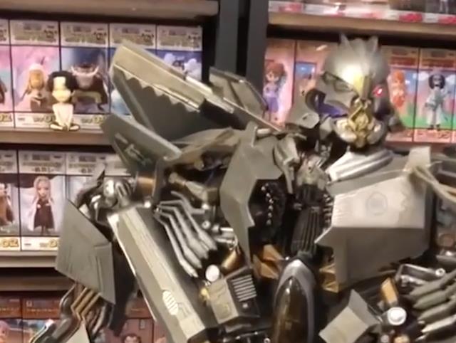 手办|阳台哥：花400万买手办，把188平房子填满，自己却被玩具挤出家门