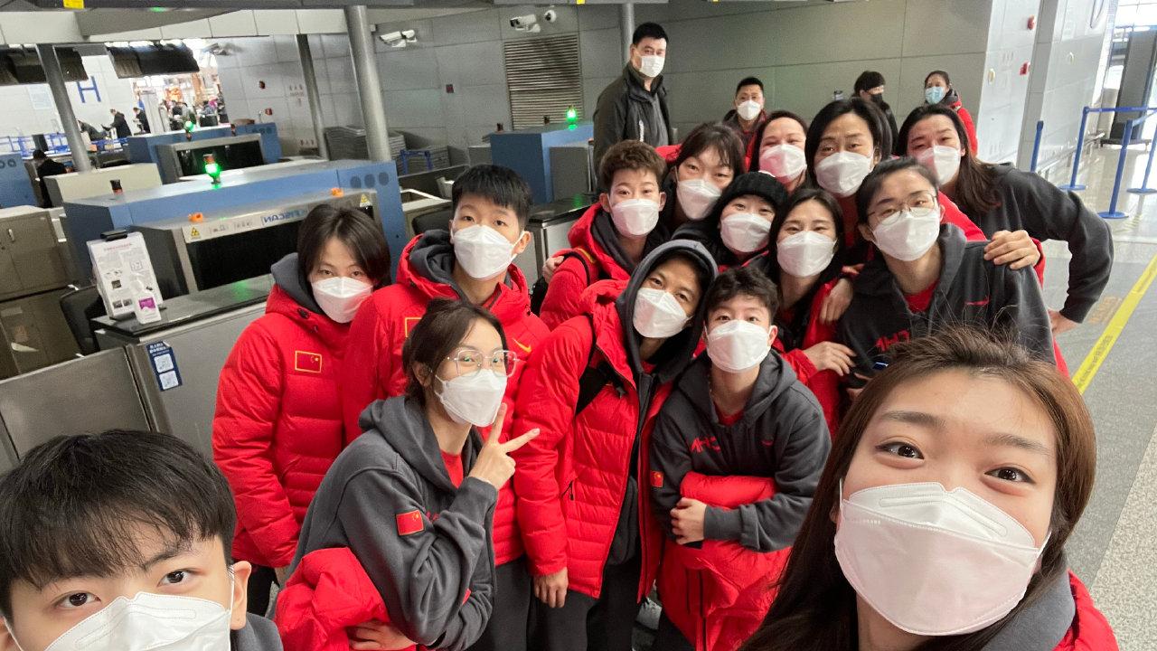 姚明|李梦晒出征照，姚明随队“压阵”，中国红将闪耀贝尔格莱德