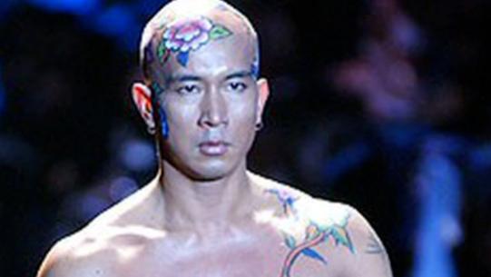 大S|大S老公黑料缠身，穿内裤走秀，摸师妹大腿，母亲全年无休照顾他