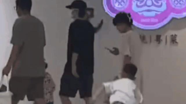 孙骁骁|邓伦离开三个月近况曝光，与家人吃饭被偶遇，身边带着两个小孩