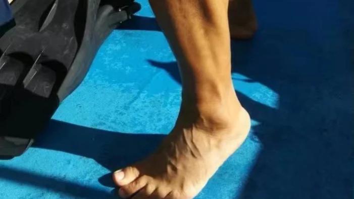 男足|男足要有“亮腿精神”，继网友晒美腿，央媒也晒腿照了