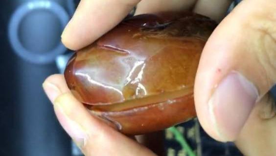 雕刻|3200都没人瞧上的红翡原石，不曾想雕刻完成后加倍都有人抢着要！