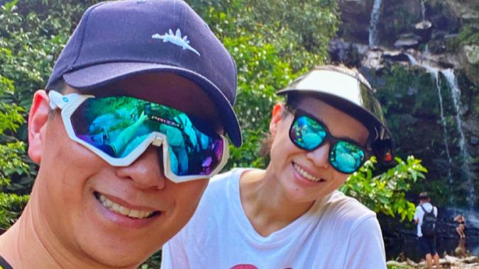 胡杏儿|42岁胡杏儿为老公庆生，嫁给爱情、5年生3子，却因白发惹眼被心疼