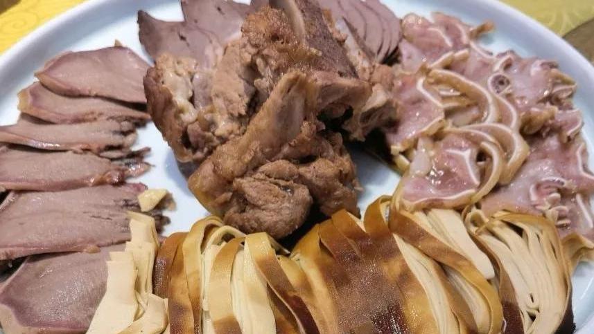 面条|在东北下馆子，7个人点8道菜花400元，网友：绝对被坑了