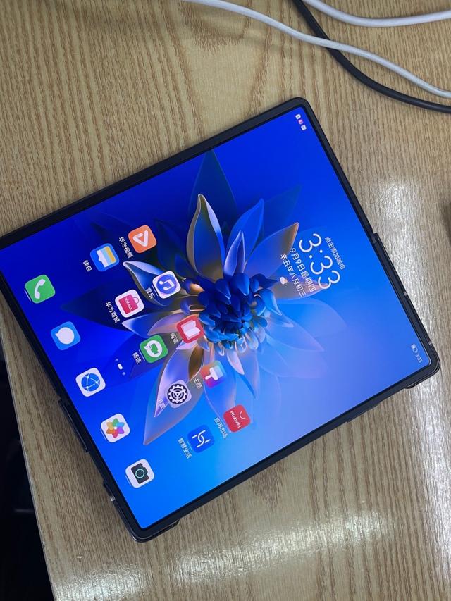 |华为Mate Xs 2引争议!外折、内折和对折,谁是折叠屏手机的终极方向?