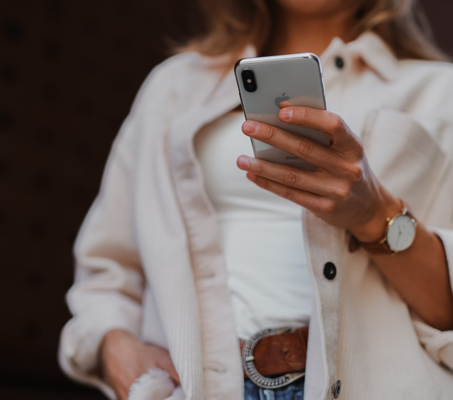 |双倍伤眼!用手机时千万别这样做!