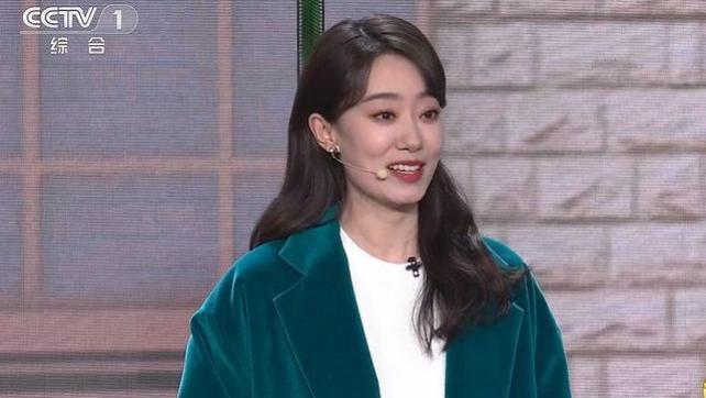 还不还|张小斐衣服成春晚流行风向标，12年前，有人也曾这样做到过