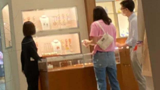 袁咏仪|偶遇袁咏仪逛爱马仕，穿着和老公及儿子同款粉色t恤，显青春活力